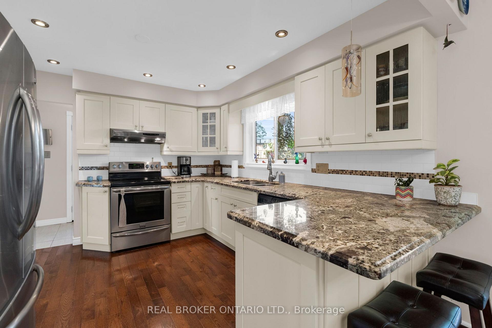 Photo 12 of 40 Farmingdale Crescent, Barrie, Cundles East — HOMEH