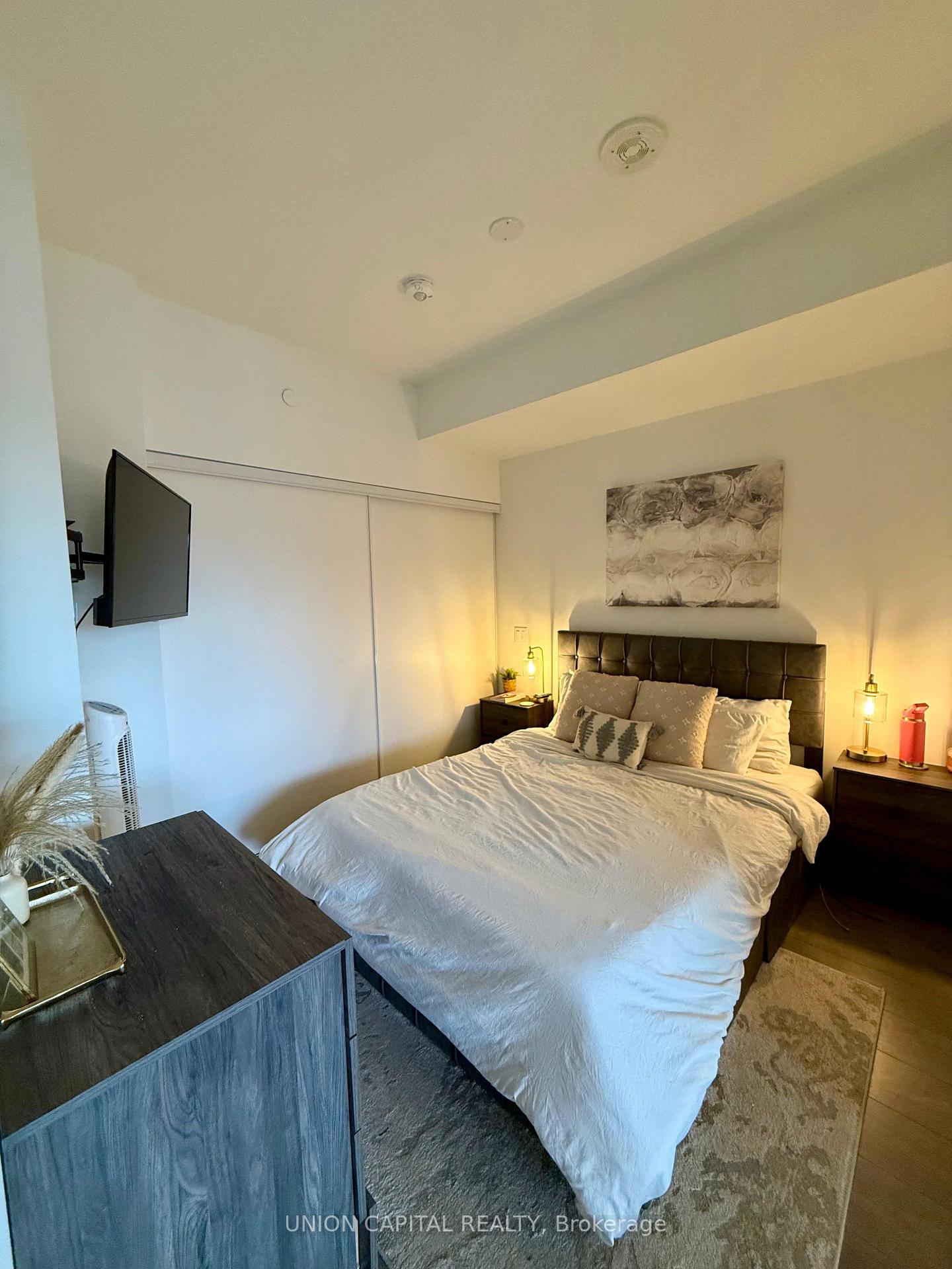 Photo 5 of Unit 818, 95 Bathurst Street, Toronto, Waterfront Communities — HOMEH