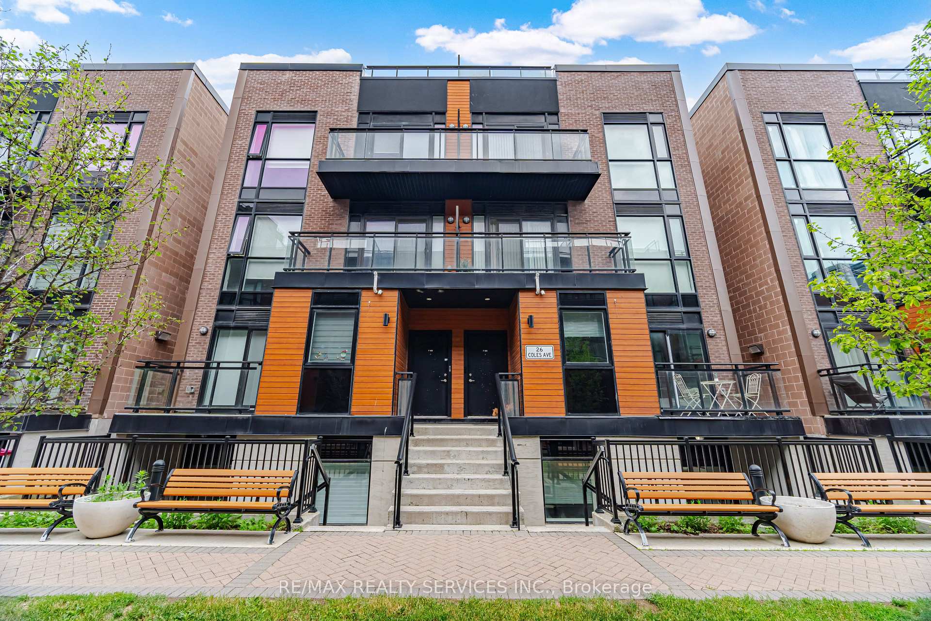 Photo 1 of Unit 302, 26 Coles Avenue, Vaughan, Vaughan Grove — HOMEH