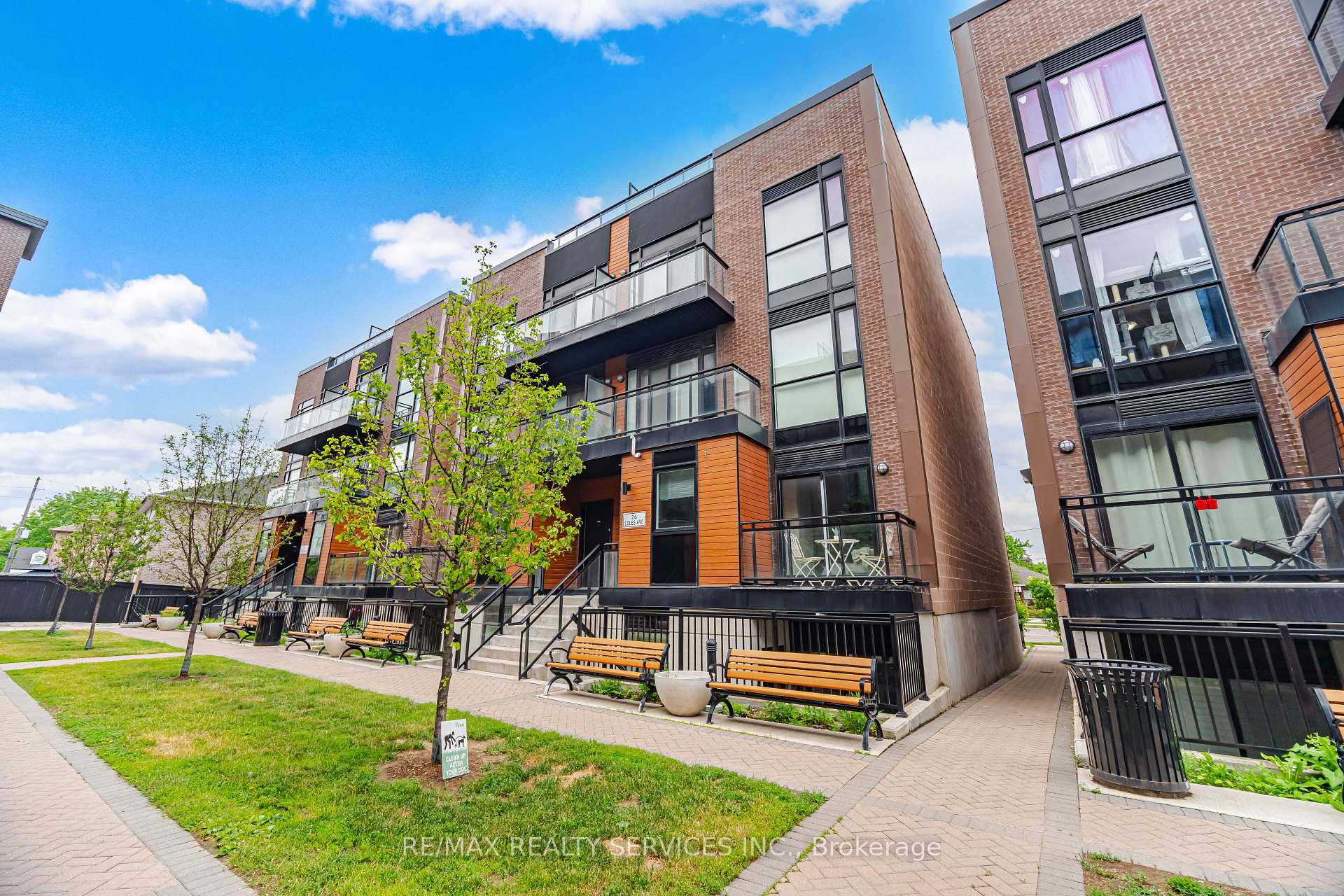 Photo 2 of Unit 302, 26 Coles Avenue, Vaughan, Vaughan Grove — HOMEH