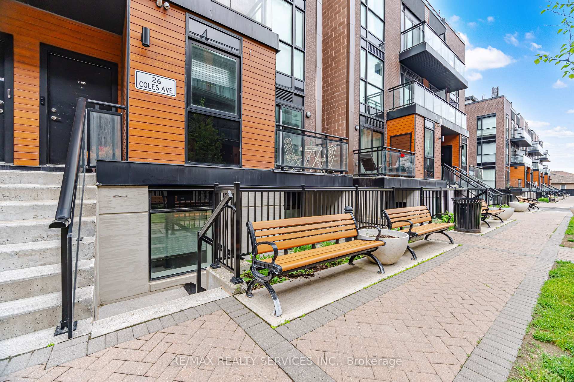 Photo 3 of Unit 302, 26 Coles Avenue, Vaughan, Vaughan Grove — HOMEH