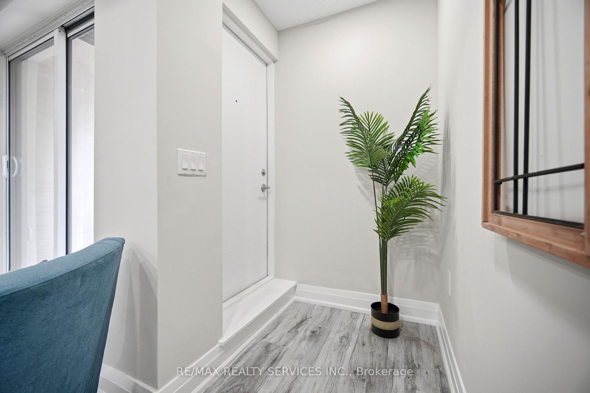 Photo 5 of Unit 302, 26 Coles Avenue, Vaughan, Vaughan Grove — HOMEH