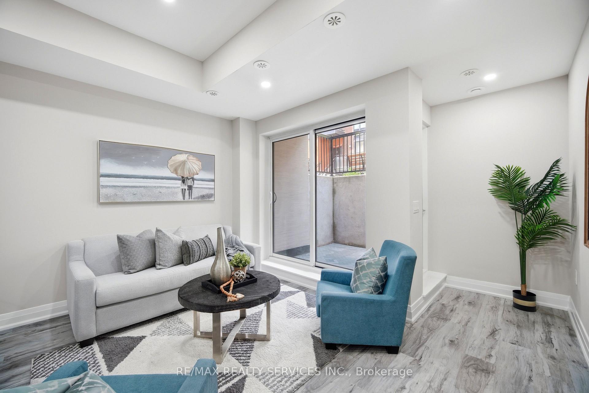 Photo 7 of Unit 302, 26 Coles Avenue, Vaughan, Vaughan Grove — HOMEH