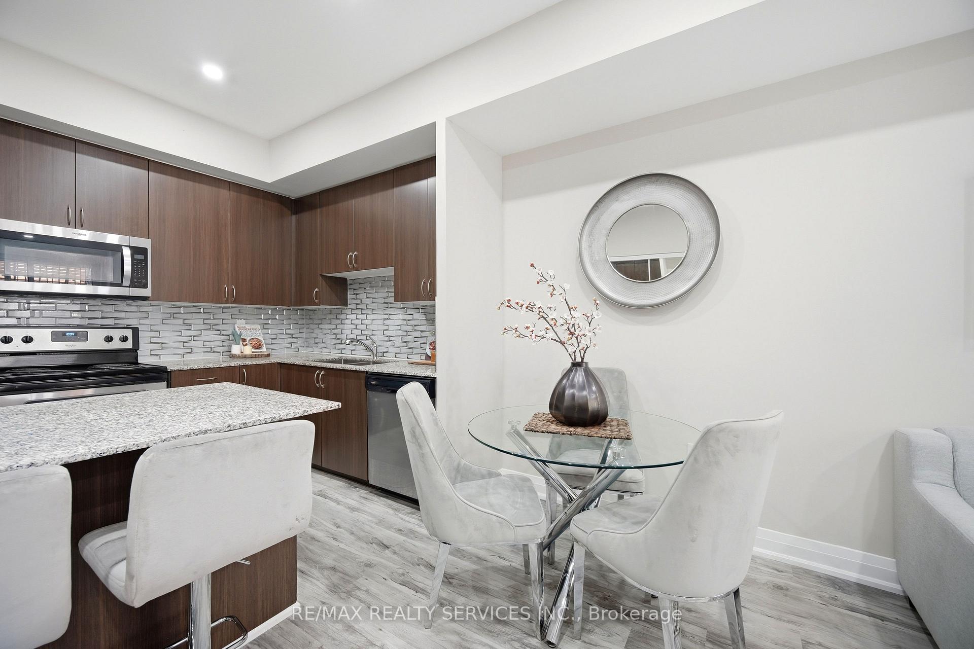 Photo 13 of Unit 302, 26 Coles Avenue, Vaughan, Vaughan Grove — HOMEH