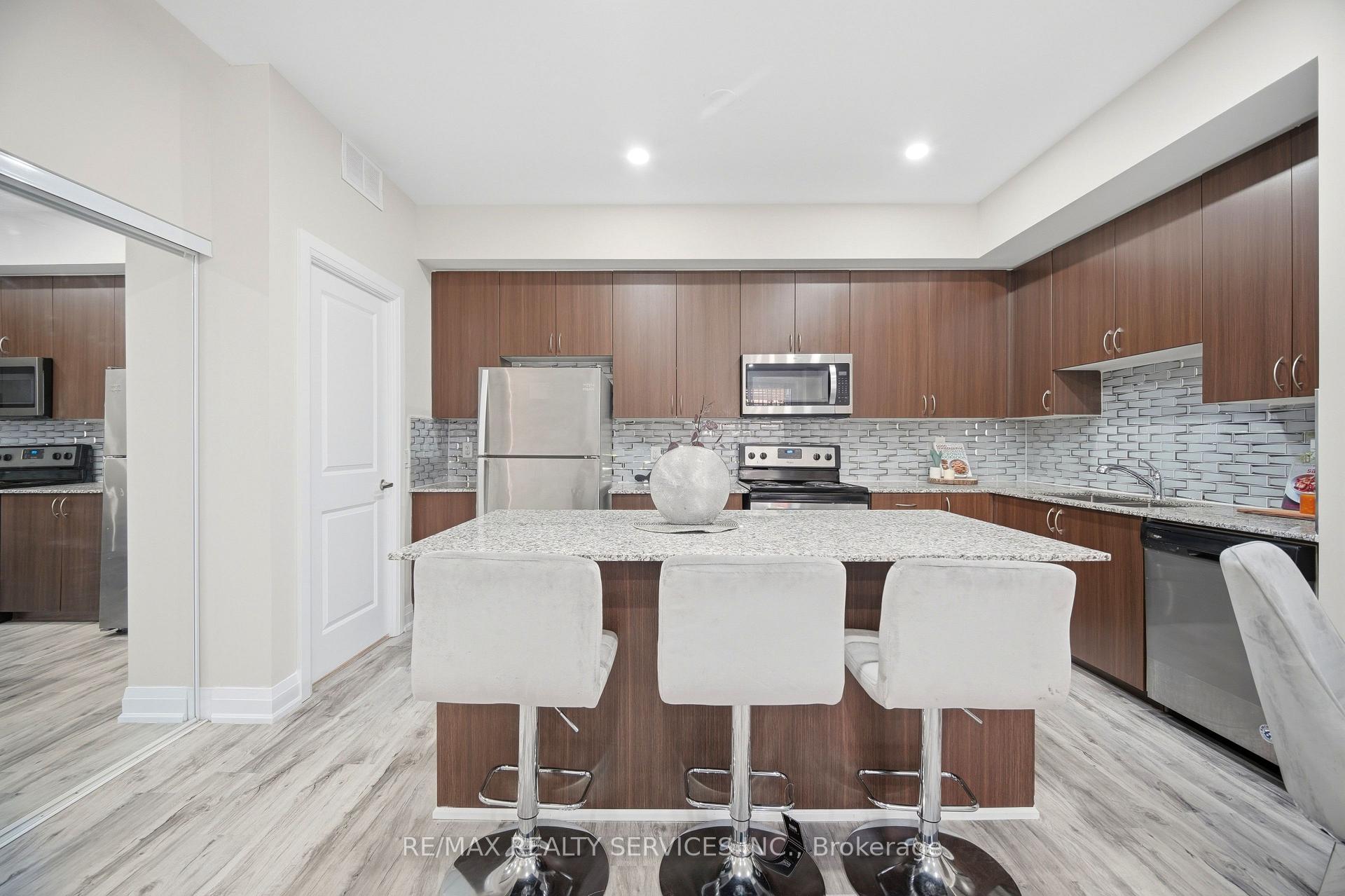 Photo 15 of Unit 302, 26 Coles Avenue, Vaughan, Vaughan Grove — HOMEH