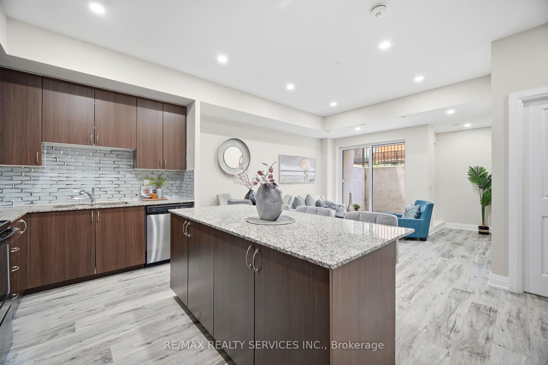 Photo 18 of Unit 302, 26 Coles Avenue, Vaughan, Vaughan Grove — HOMEH