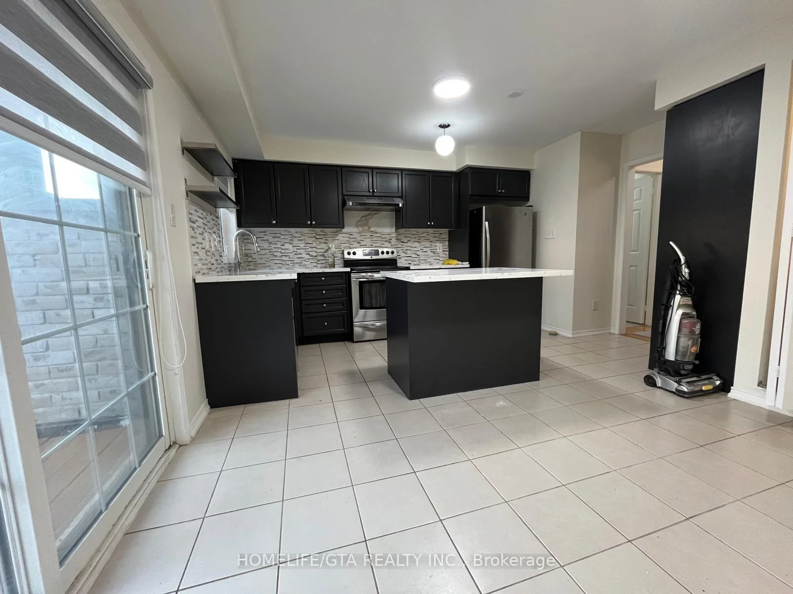 Photo 16 of 403 Rossland Road E, Ajax, Central East — HOMEH