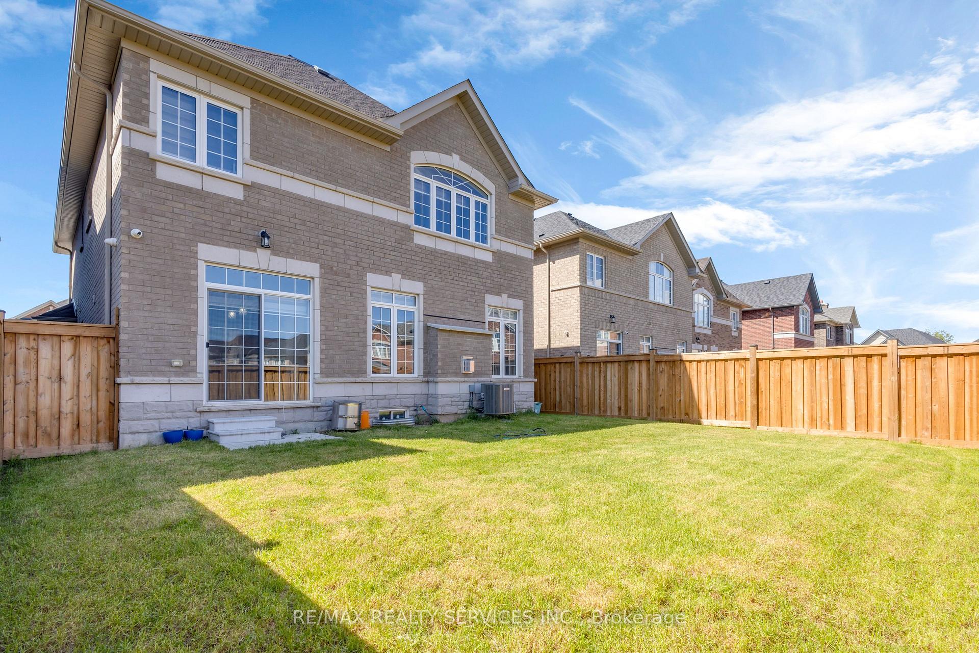 Photo 43 of 40 Rosewell Crescent, Halton Hills, Georgetown — HOMEH