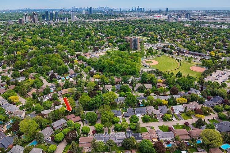 Photo 3 of 7 Cherry Post Crescent, Etobicoke, Markland Wood — HOMEH