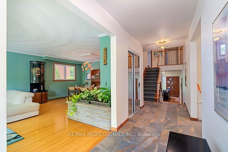 Photo 13 of 7 Cherry Post Crescent, Etobicoke, Markland Wood — HOMEH