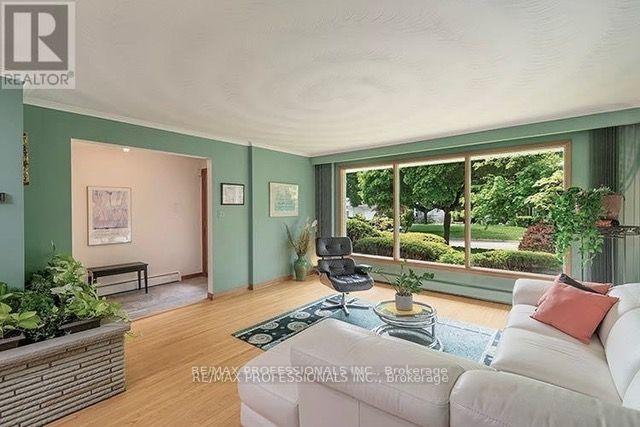 Photo 15 of 7 Cherry Post Crescent, Etobicoke, Markland Wood — HOMEH