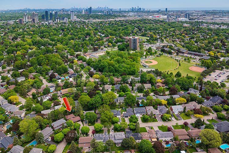 Photo 4 of 7 Cherry Post Crescent, Etobicoke, Markland Wood — HOMEH