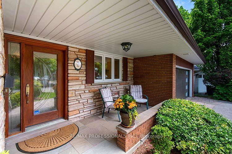 Photo 10 of 7 Cherry Post Crescent, Etobicoke, Markland Wood — HOMEH