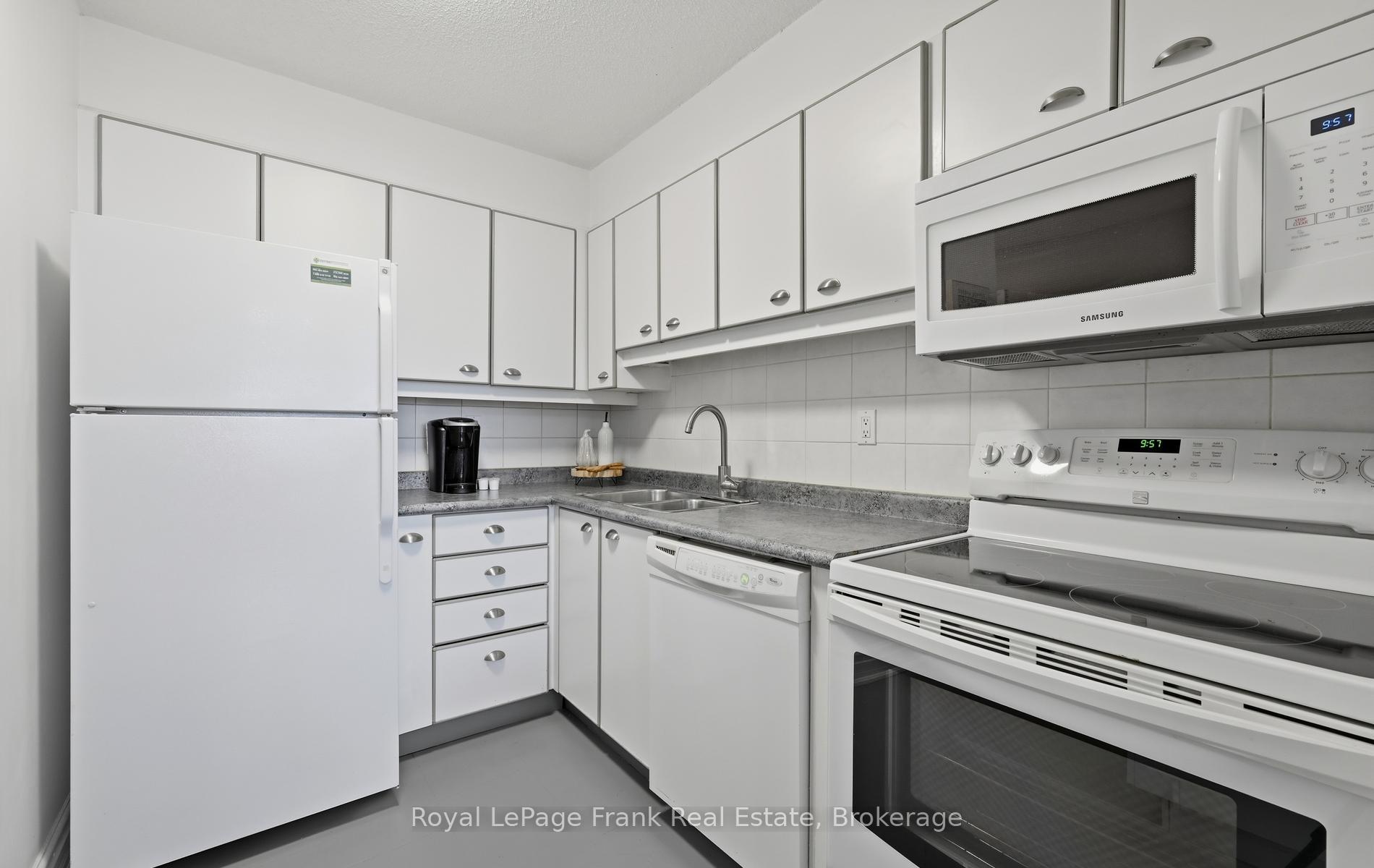 Photo 15 of Unit 403, 80 Athol Street E, Oshawa, Central — HOMEH