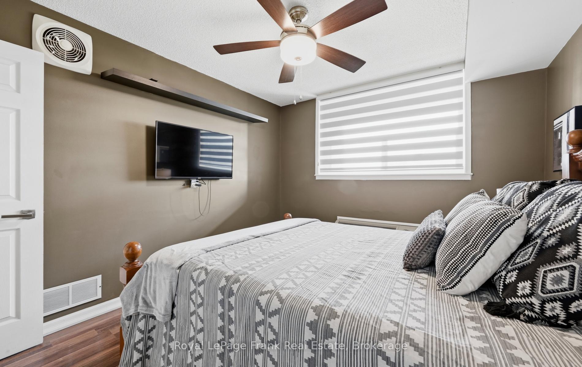 Photo 17 of Unit 403, 80 Athol Street E, Oshawa, Central — HOMEH