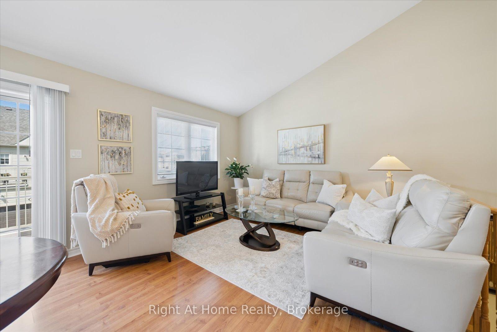 Photo 4 of 17 Wicker Park Way, Whitby, Pringle Creek — HOMEH