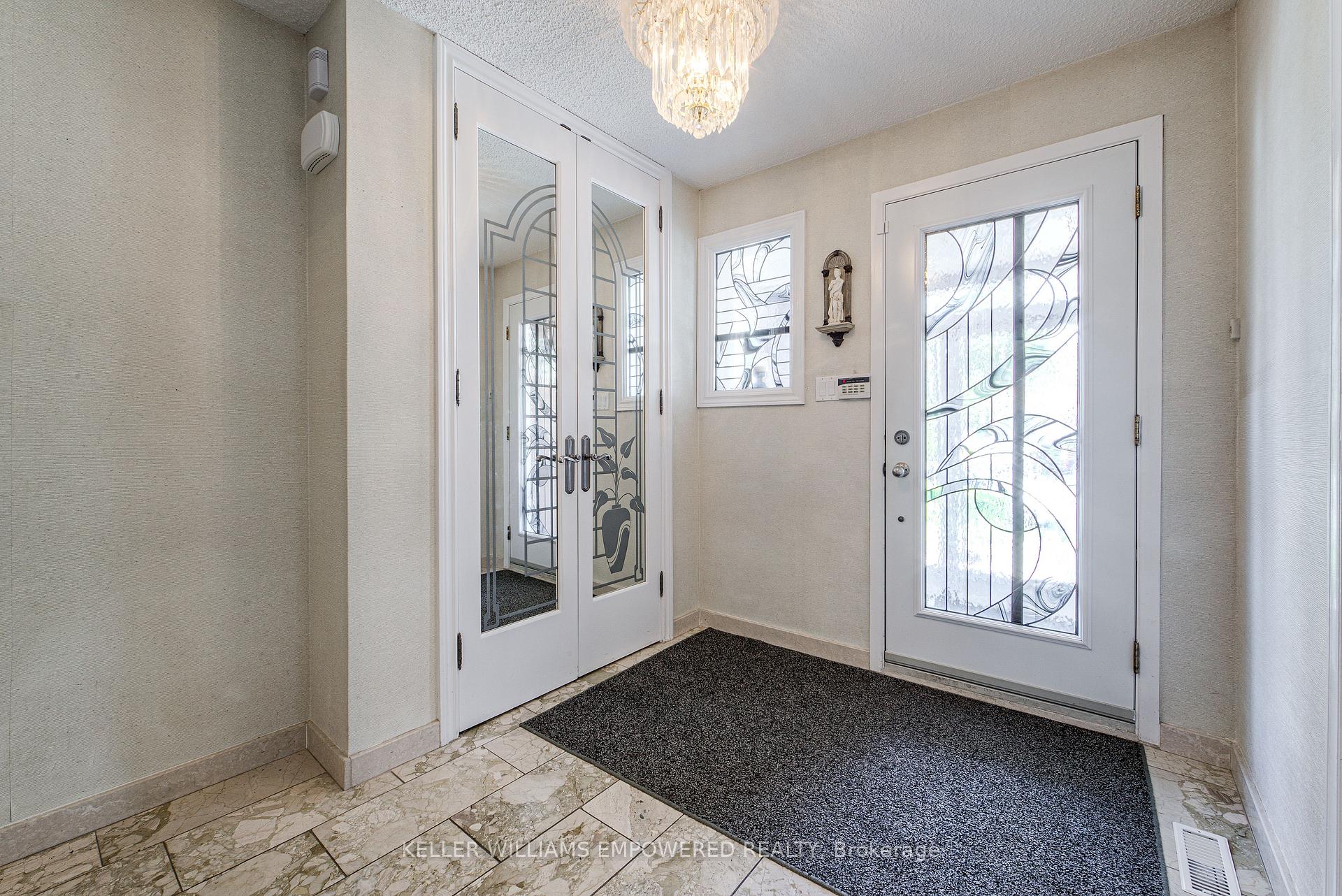 Photo 3 of 79 Oakmount Crescent, Vaughan, Glen Shields — HOMEH