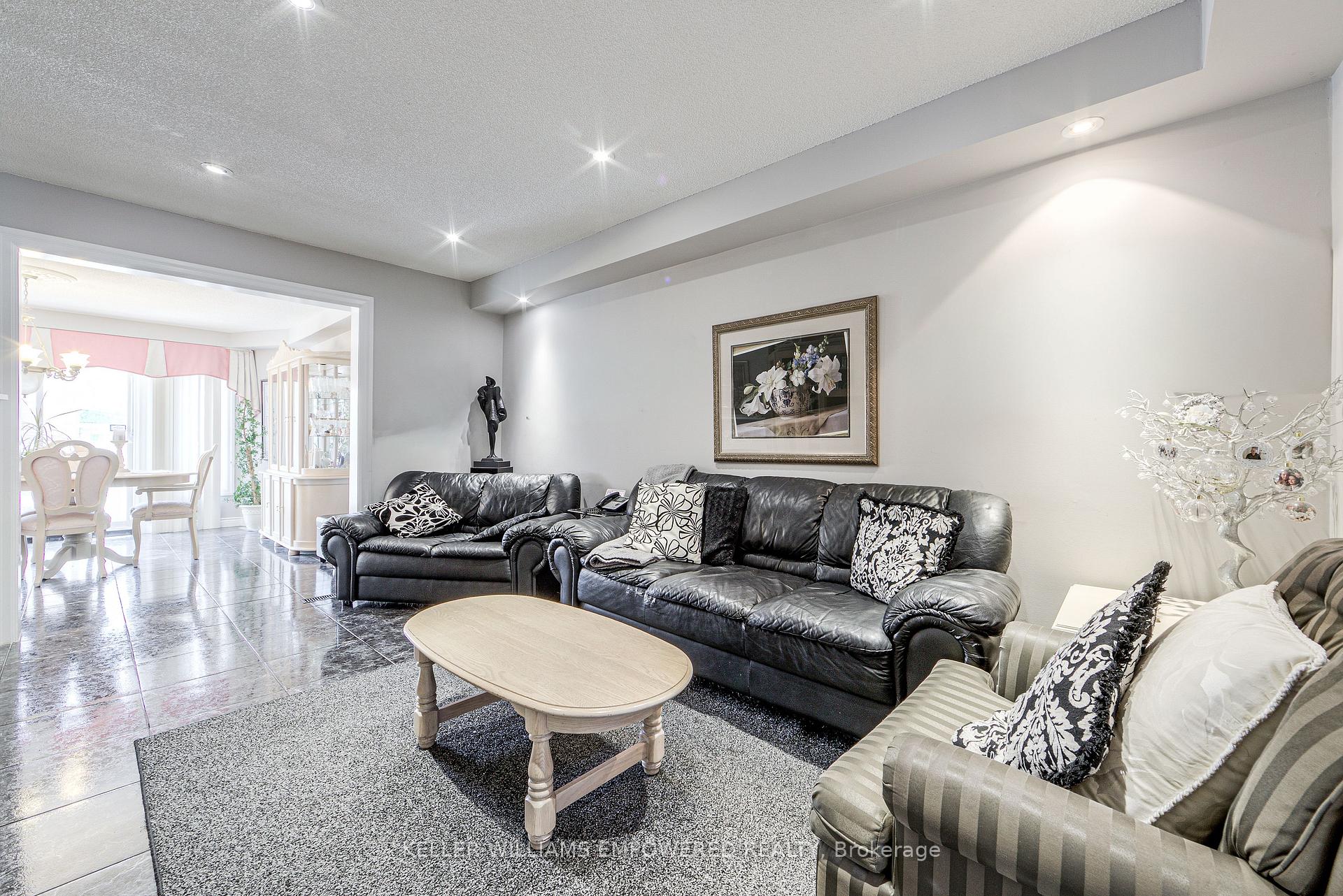 Photo 5 of 79 Oakmount Crescent, Vaughan, Glen Shields — HOMEH