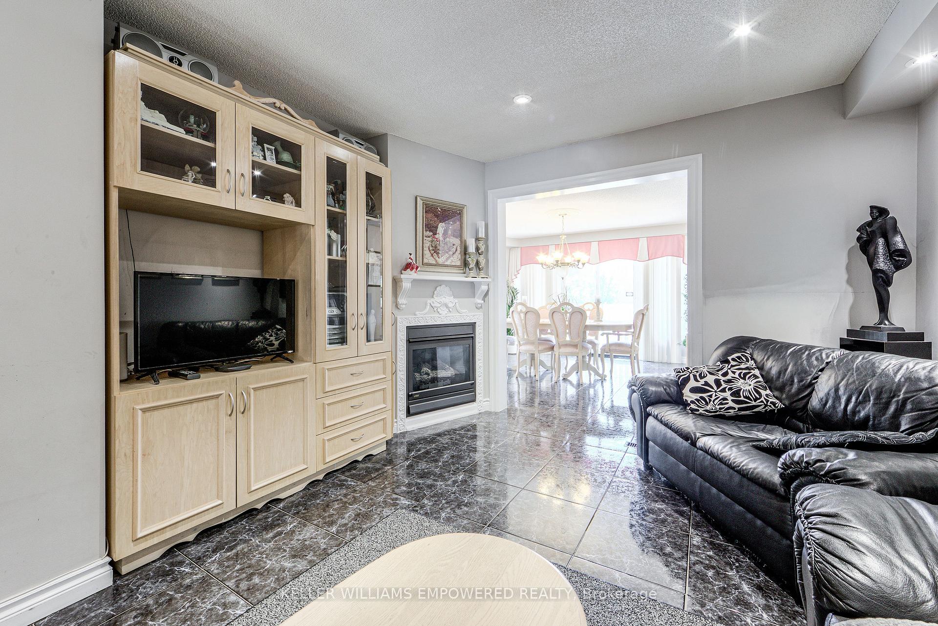 Photo 6 of 79 Oakmount Crescent, Vaughan, Glen Shields — HOMEH