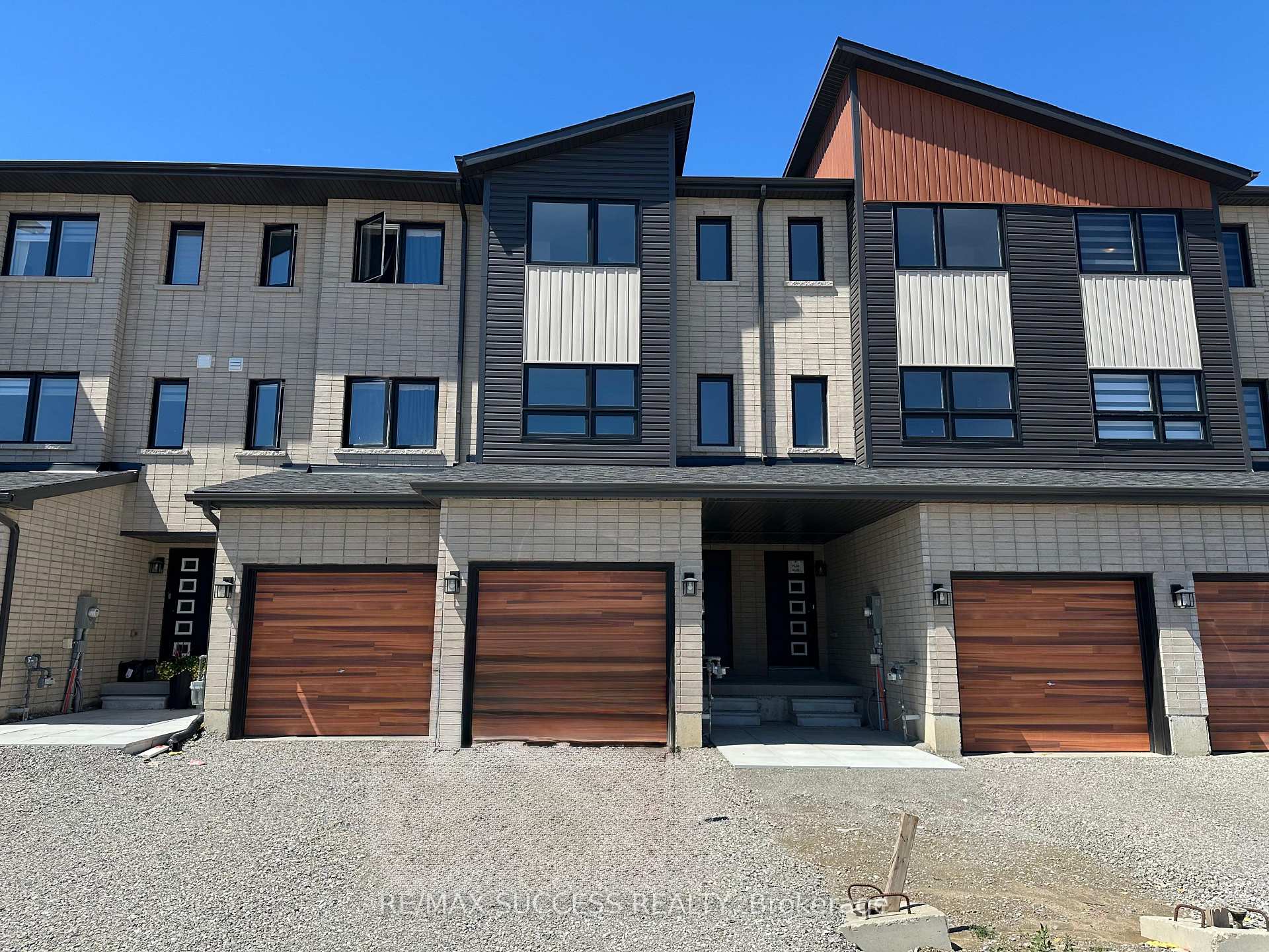 Photo 1 of 49 Flan Boulevard, Barrie, Rural Barrie Southeast — HOMEH