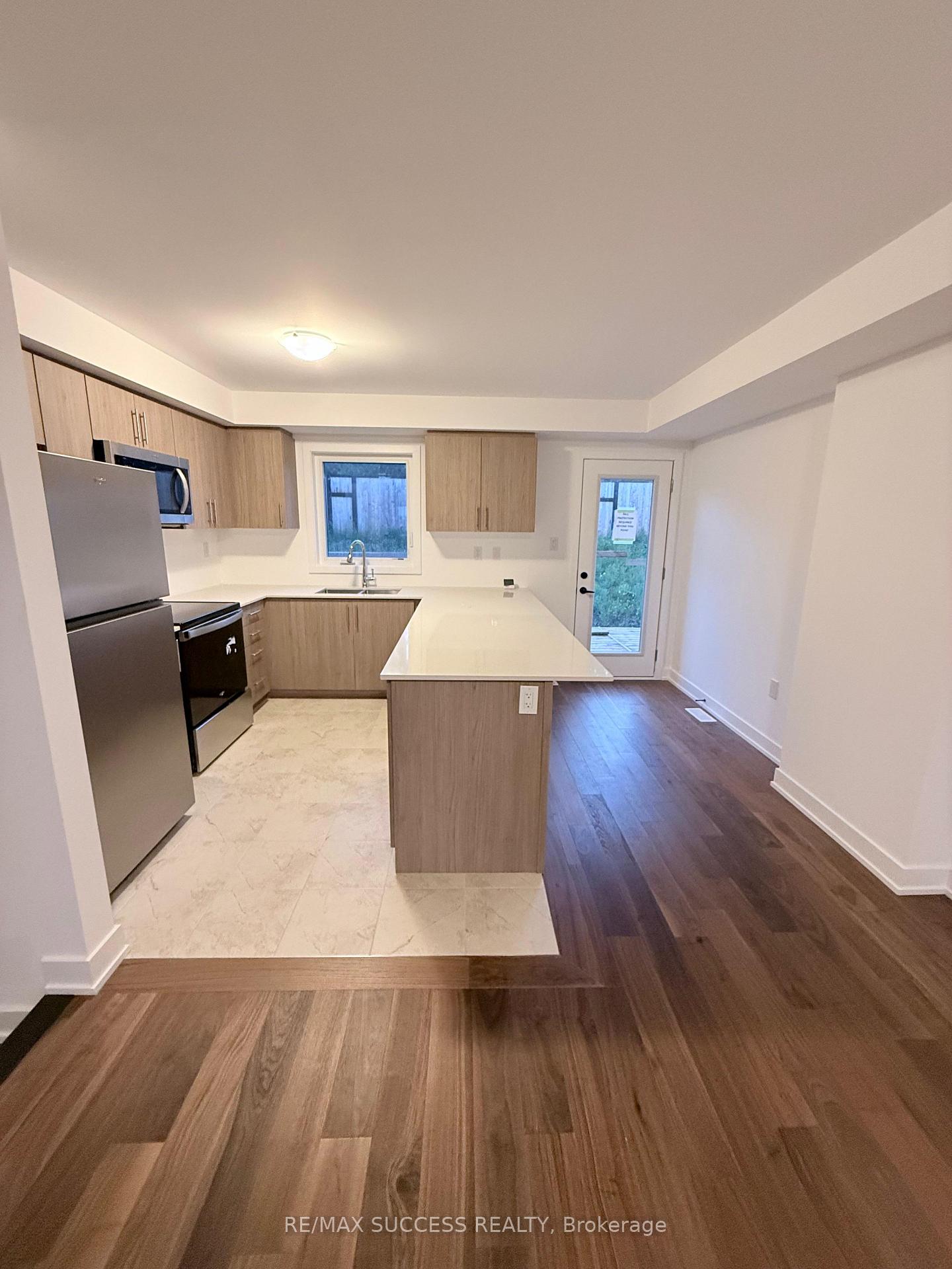 Photo 8 of 49 Flan Boulevard, Barrie, Rural Barrie Southeast — HOMEH