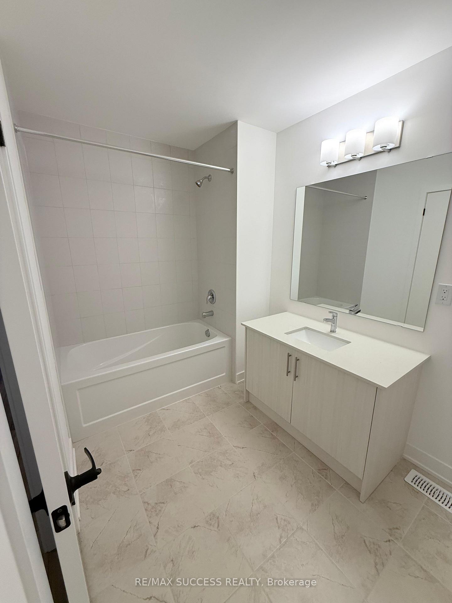 Photo 10 of 49 Flan Boulevard, Barrie, Rural Barrie Southeast — HOMEH