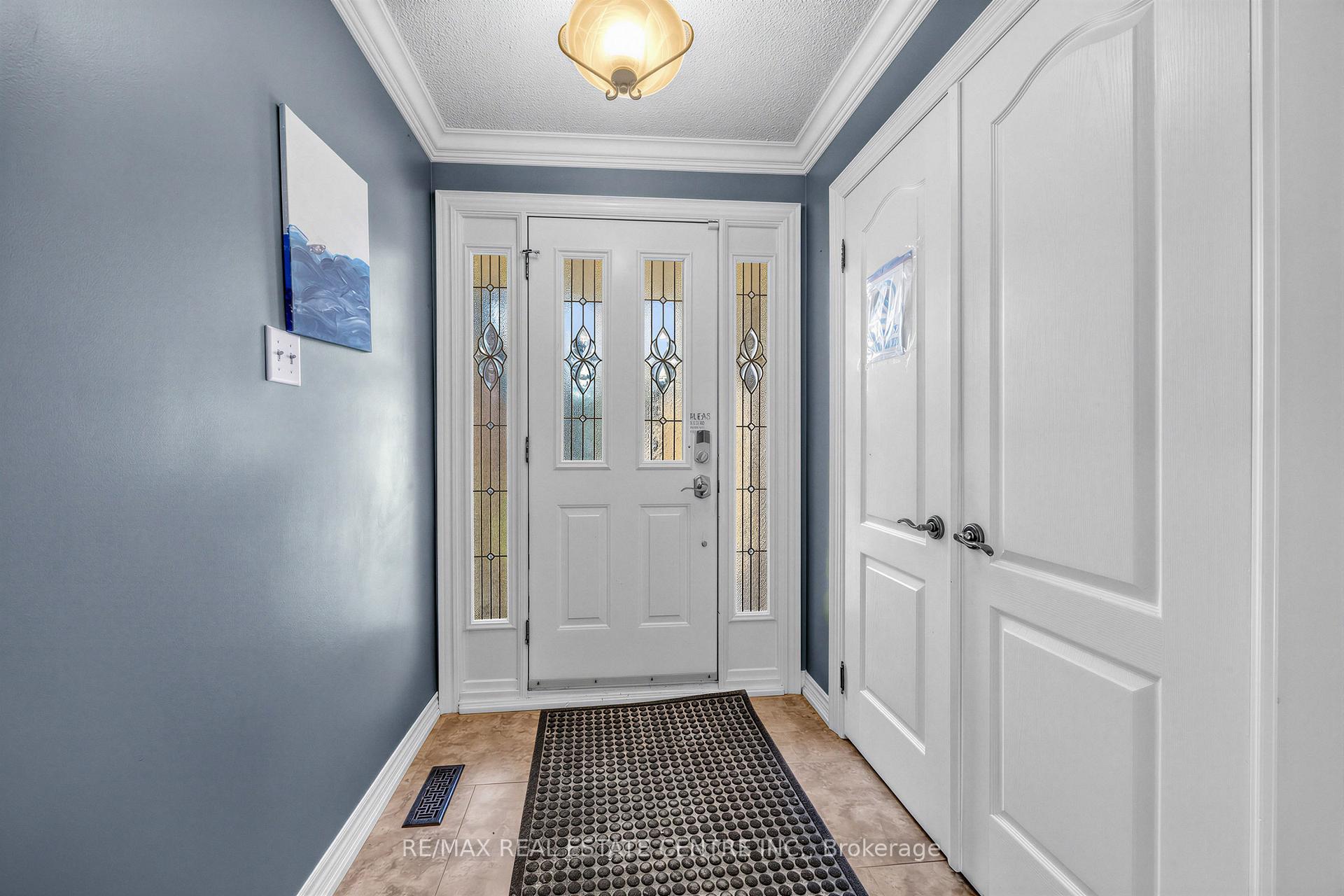 Photo 3 of 10 Diane Court, Brampton, Fletcher's Creek South — HOMEH