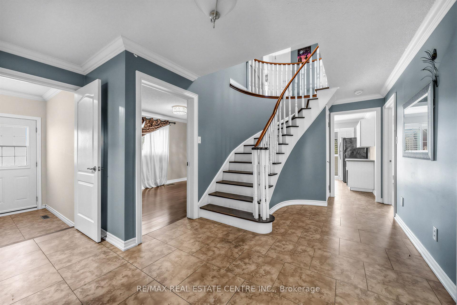 Photo 4 of 10 Diane Court, Brampton, Fletcher's Creek South — HOMEH