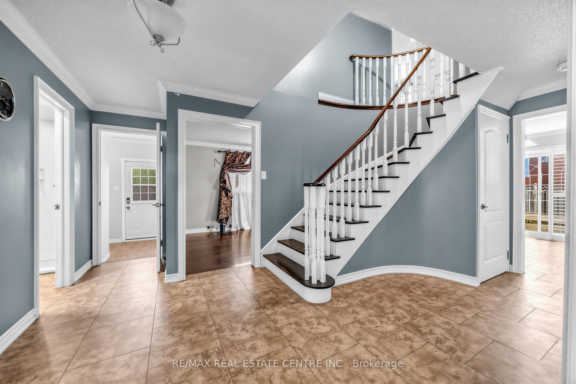Photo 5 of 10 Diane Court, Brampton, Fletcher's Creek South — HOMEH