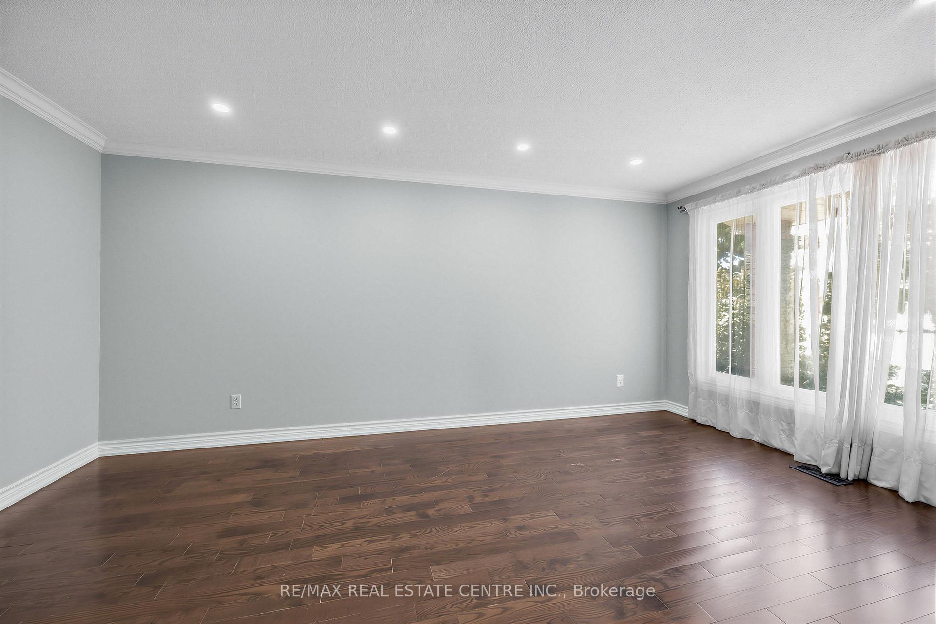 Photo 6 of 10 Diane Court, Brampton, Fletcher's Creek South — HOMEH