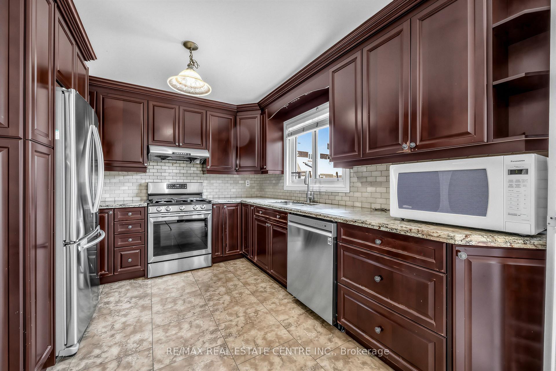 Photo 12 of 10 Diane Court, Brampton, Fletcher's Creek South — HOMEH