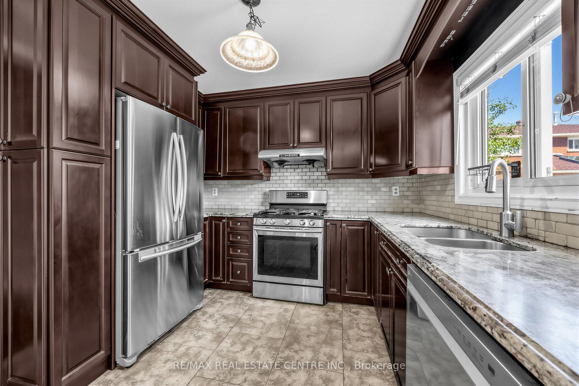 Photo 13 of 10 Diane Court, Brampton, Fletcher's Creek South — HOMEH