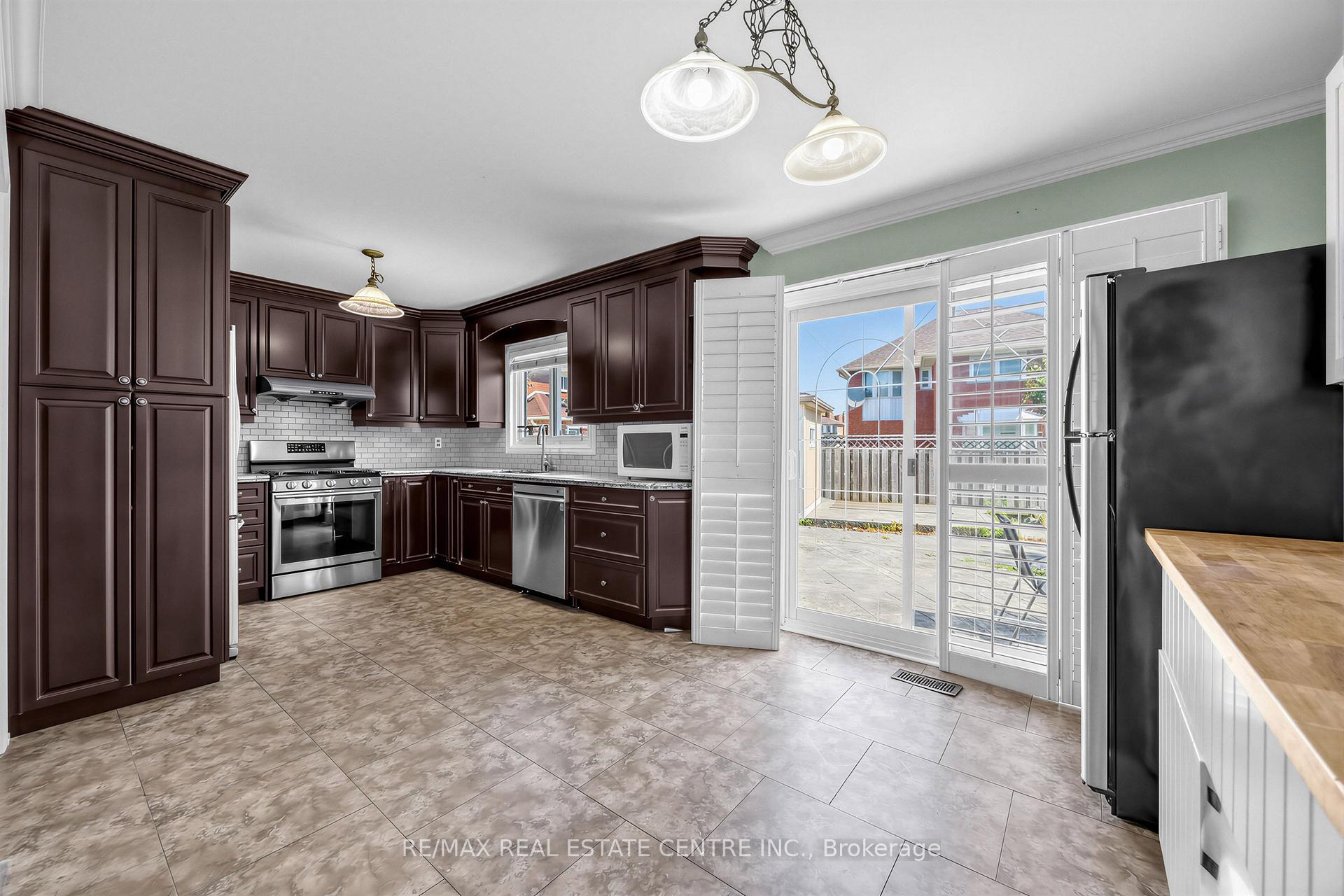 Photo 14 of 10 Diane Court, Brampton, Fletcher's Creek South — HOMEH