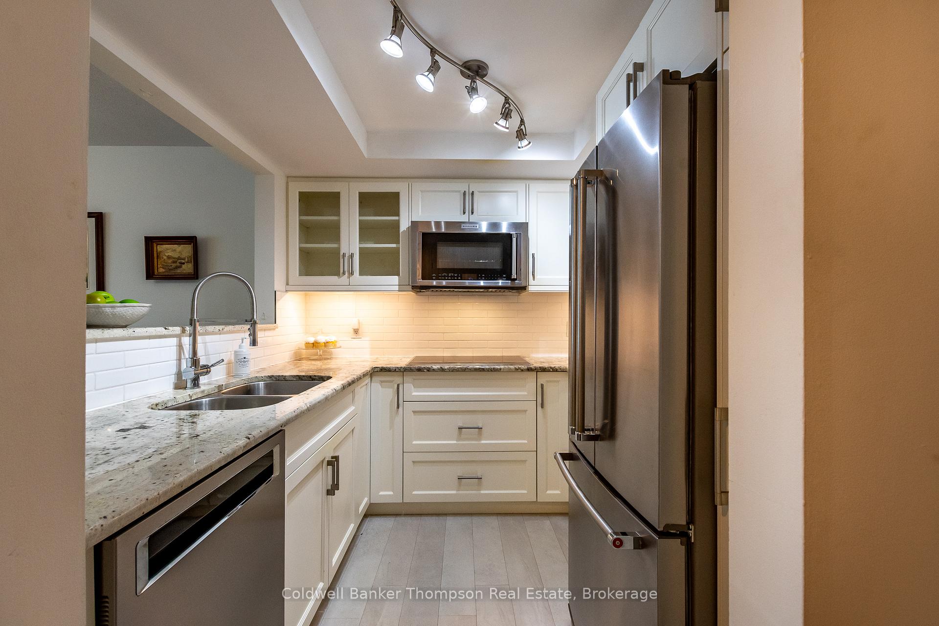 Photo 11 of Unit 204, 10 Coveside Drive, Huntsville — HOMEH