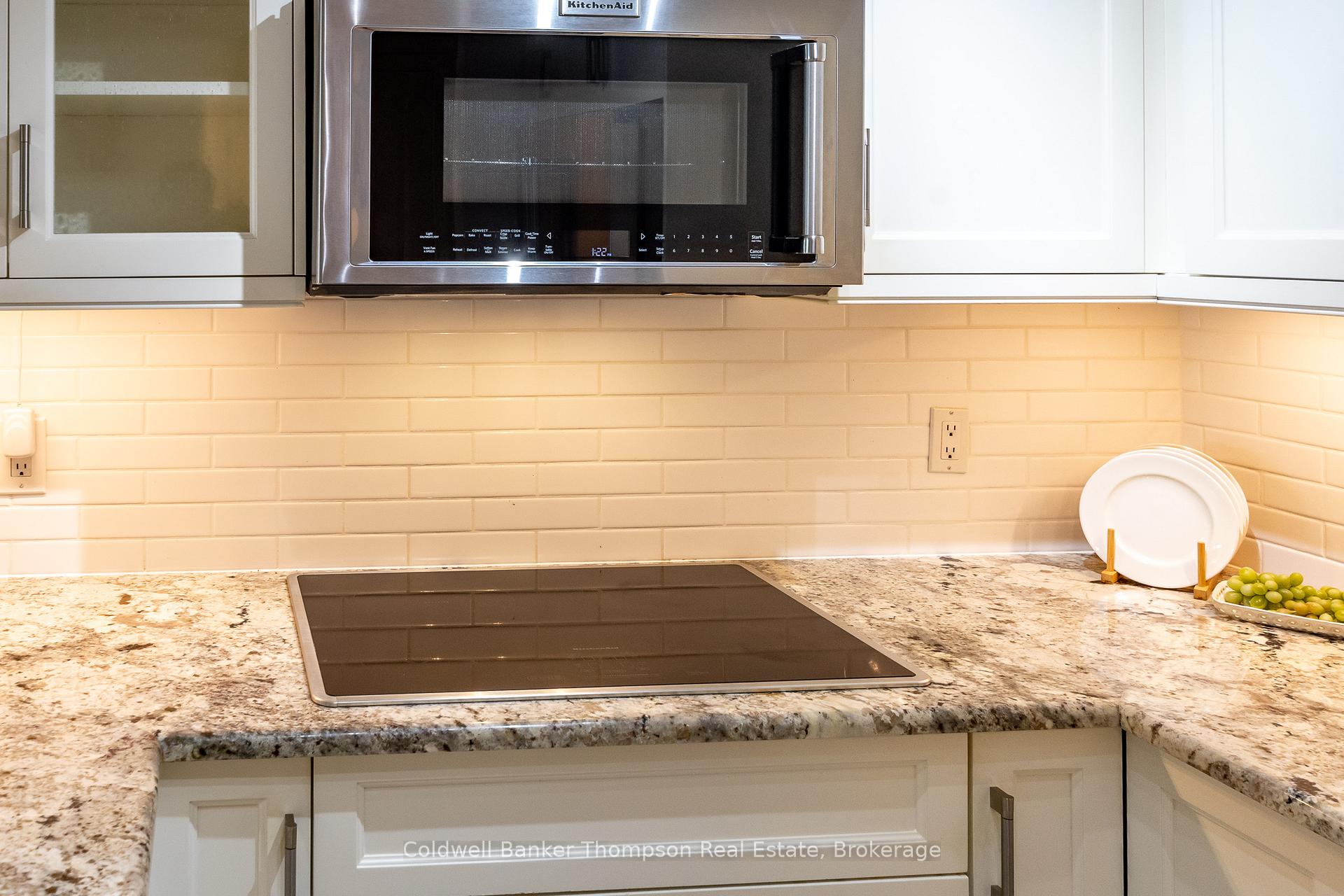 Photo 14 of Unit 204, 10 Coveside Drive, Huntsville — HOMEH