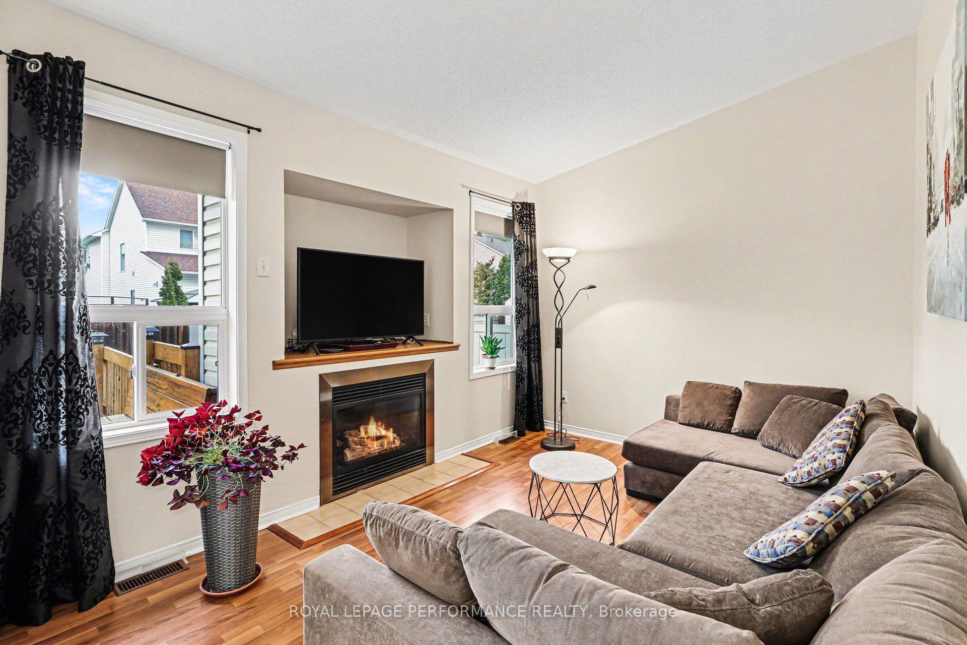 Photo 4 of 897 Paradise Crescent, Ottawa, Fallingbrook/Gardenway South — HOMEH