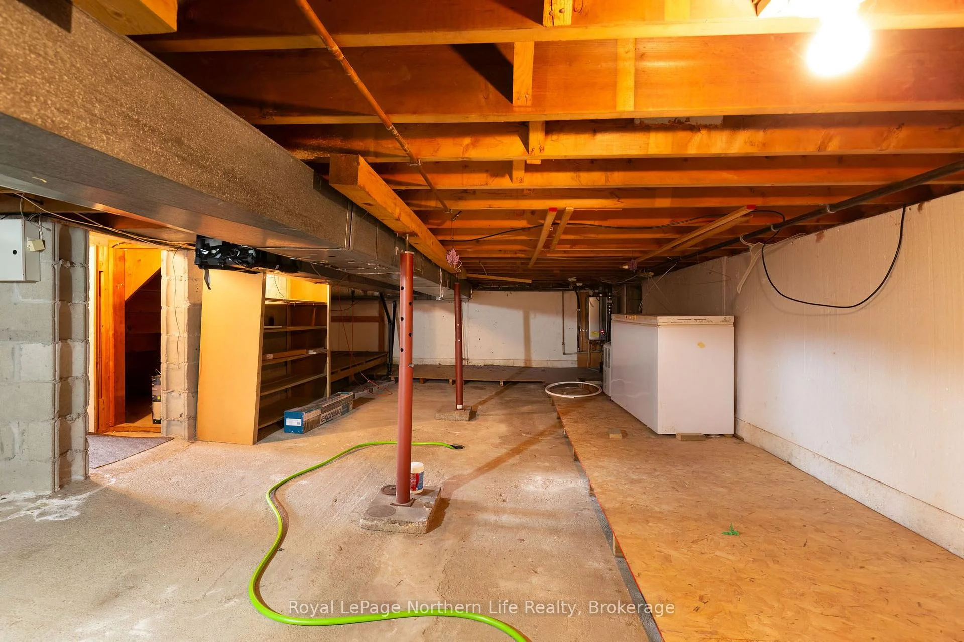 Photo 31 of 1122 Athlone Street, North Bay, West End — HOMEH