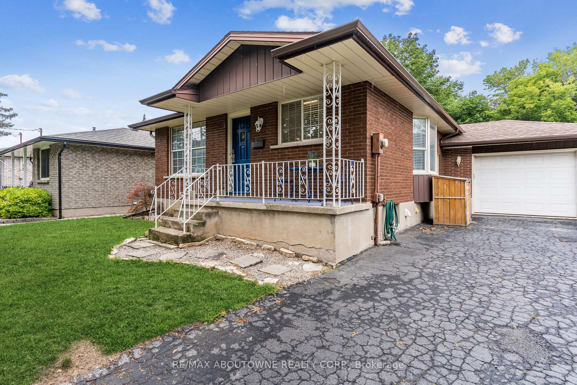 Photo 2 of 19 Friars Court, St. Catharines, Lakeport — HOMEH