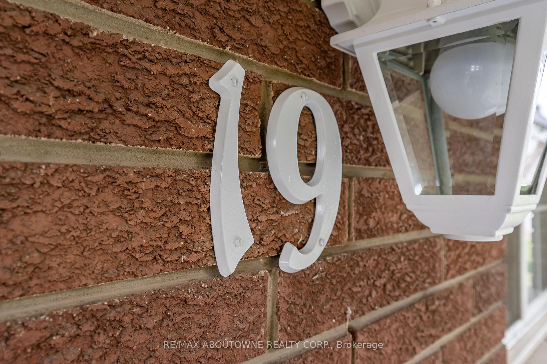 Photo 3 of 19 Friars Court, St. Catharines, Lakeport — HOMEH