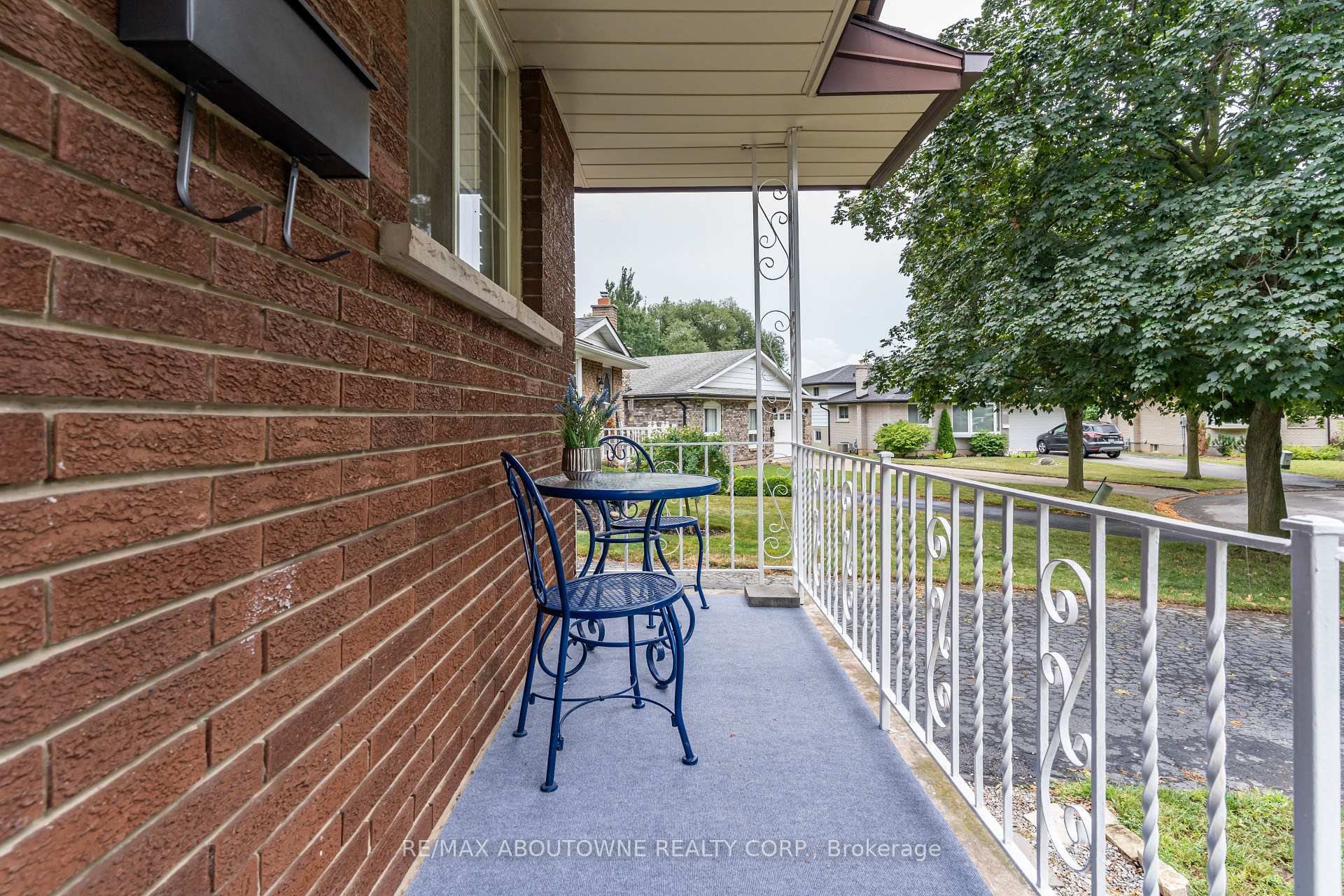 Photo 4 of 19 Friars Court, St. Catharines, Lakeport — HOMEH