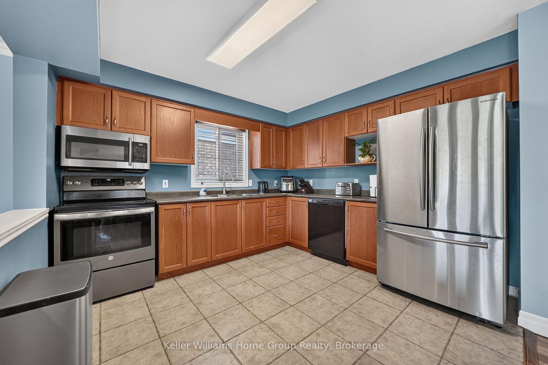 Photo 8 of 479 Doon S Drive E, Kitchener, Doon South — HOMEH
