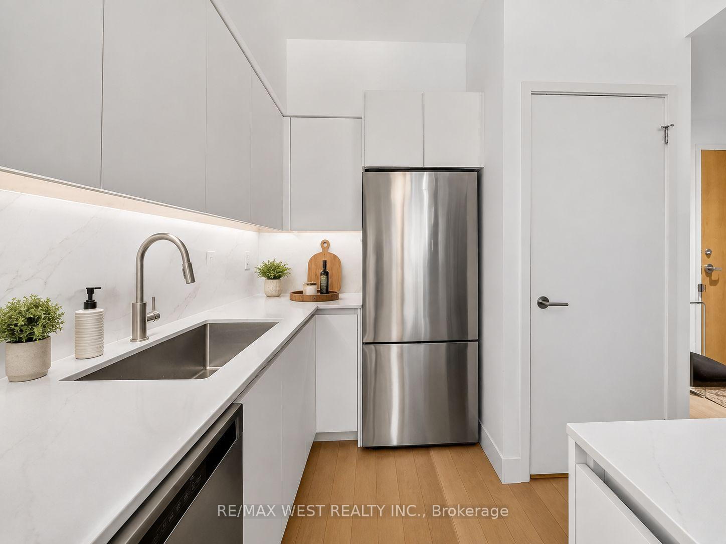 Photo 5 of Unit 215, 601 Kingston Road, Toronto, The Beaches — HOMEH