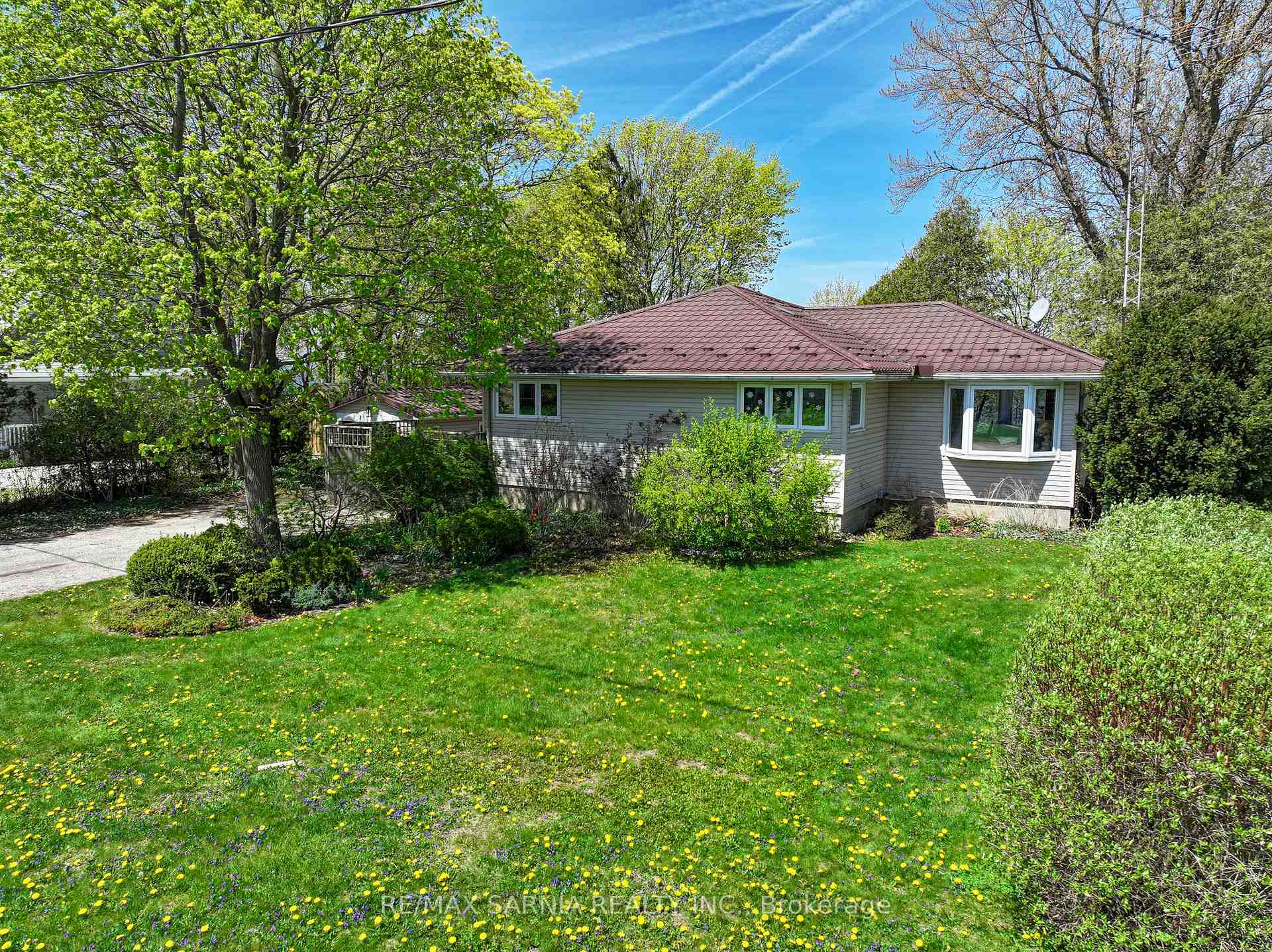 Front of 4660 Lakeside Street