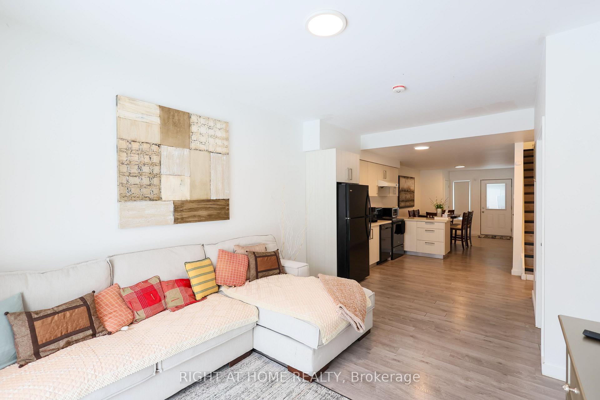 Photo 5 of Unit 32, 100 Highriver Trail, Welland, Broadway — HOMEH