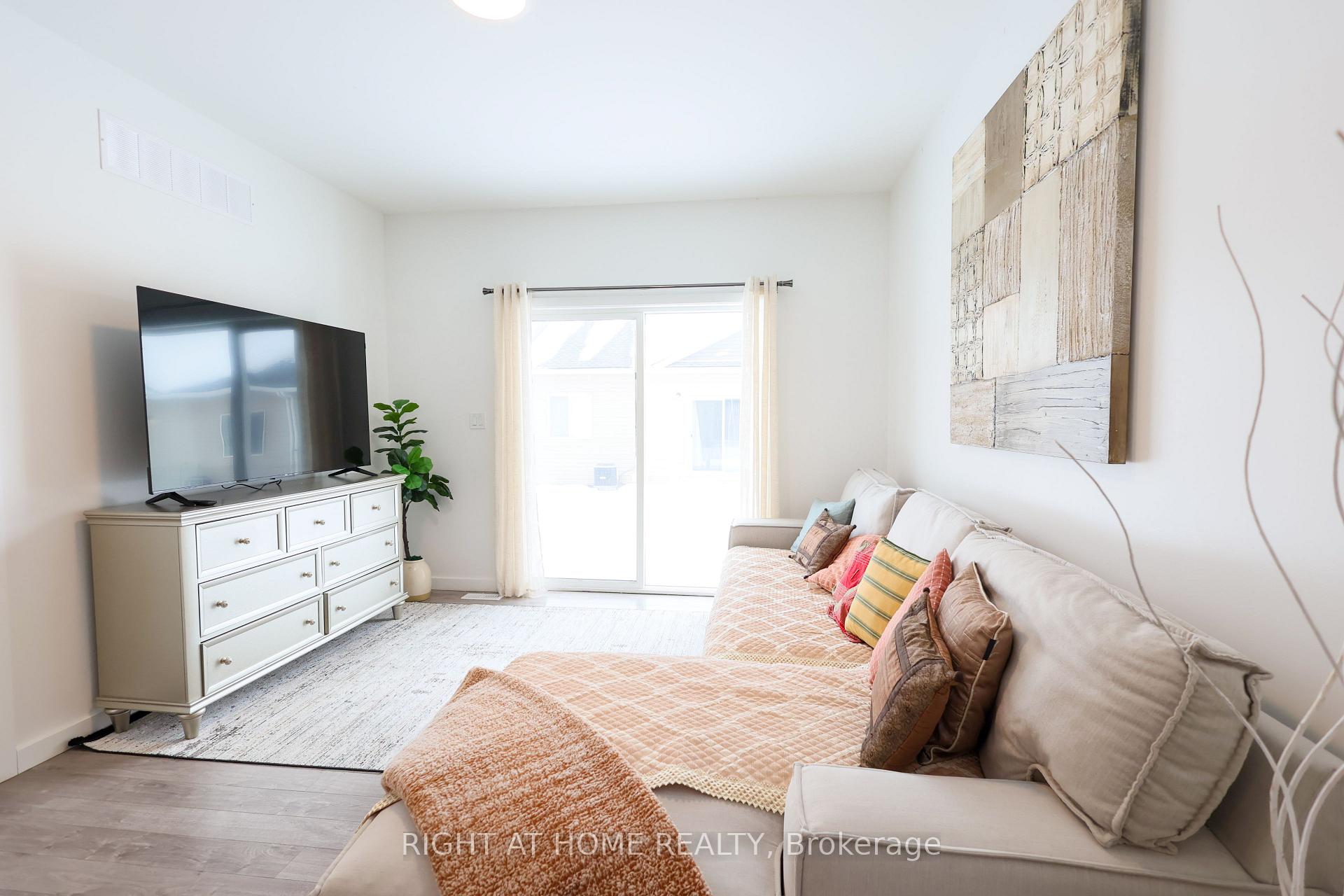 Photo 4 of Unit 32, 100 Highriver Trail, Welland, Broadway — HOMEH