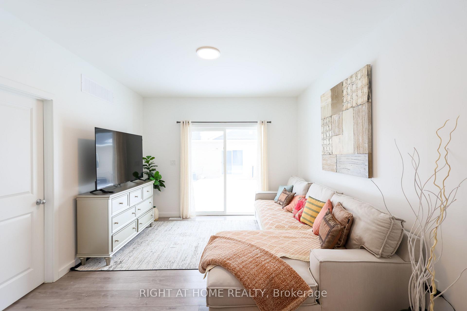 Photo 2 of Unit 32, 100 Highriver Trail, Welland, Broadway — HOMEH