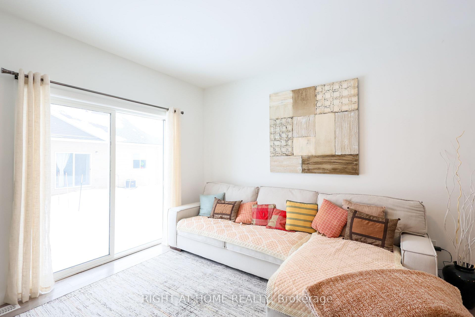 Photo 6 of Unit 32, 100 Highriver Trail, Welland, Broadway — HOMEH