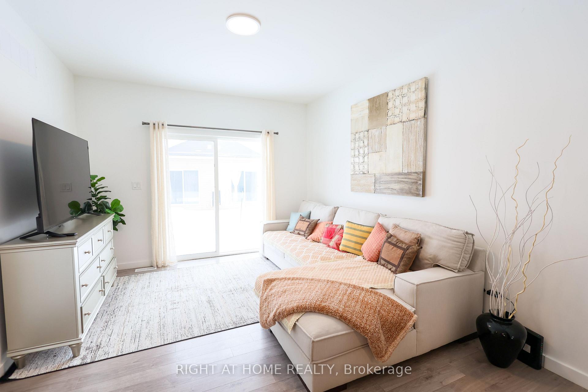 Photo 7 of Unit 32, 100 Highriver Trail, Welland, Broadway — HOMEH