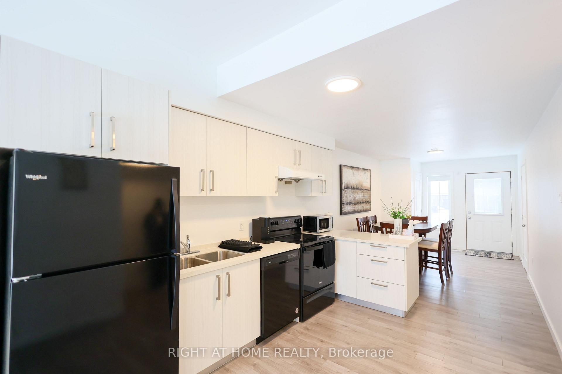 Photo 8 of Unit 32, 100 Highriver Trail, Welland, Broadway — HOMEH