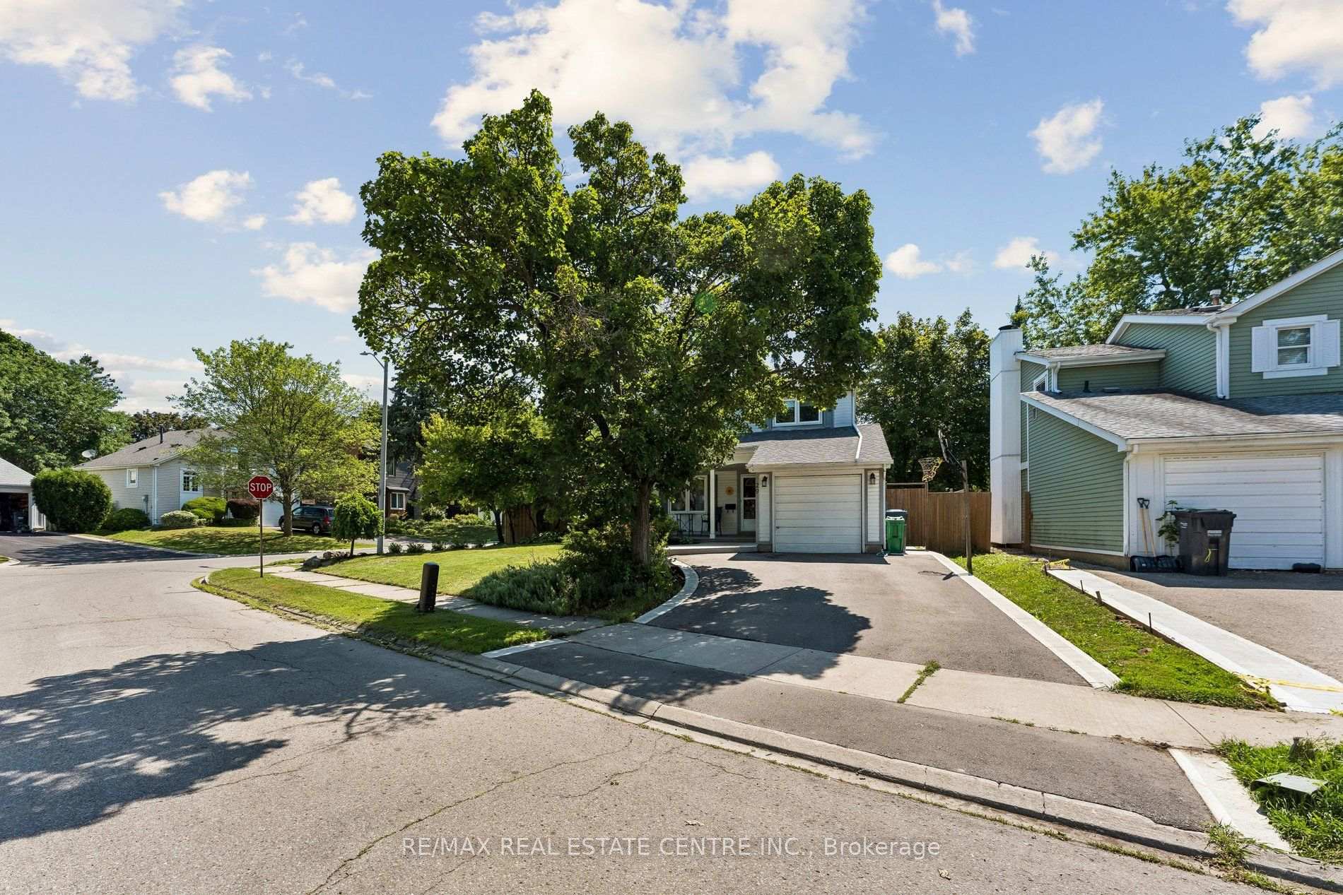 Photo 3 of 29 Blueridge Square, Brampton, Heart Lake West — HOMEH